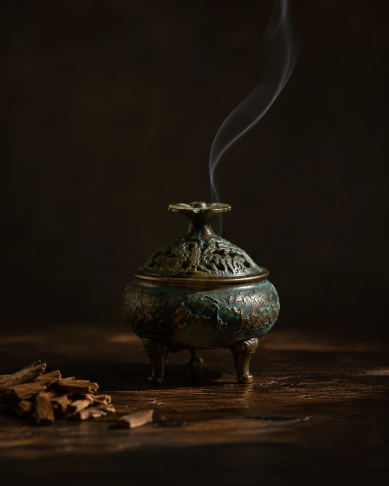 一缕烟气从铜香炉升起